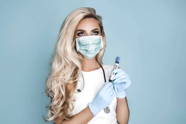Enfermera rubia sexy con gafas, sosteniendo un estetoscopio y una jeringa — Foto de Stock