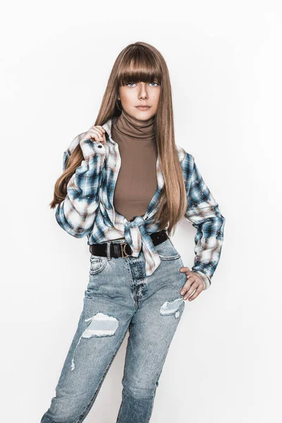 Retrato Moda Hermosa Joven Con Pelo Liso Chica Blusa Jeans —  Fotos de Stock