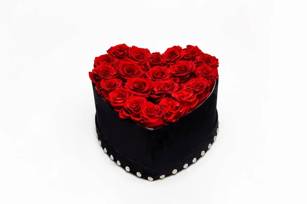 Rosas Vermelhas Uma Caixa Elegante Forma Coração Fundo Branco Conceito — Fotografia de Stock