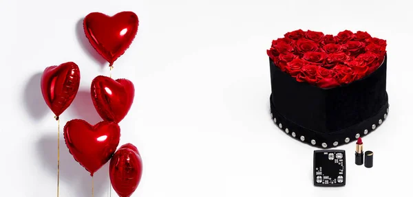 Rosas Vermelhas Uma Caixa Elegante Forma Coração Balões Fundo Branco — Fotografia de Stock