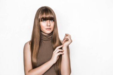 Stüdyoda poz verdirilmiş, uzun, sağlıklı, parlak saç stiline sahip genç doğal modelin güzel portresi. Şık, pürüzsüz saç kesimi olan güzel bir kız. Saç stili konsepti. Genç saç modeli.