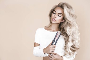 Uzun, sağlıklı saç stiline sahip genç doğal modelin güzel portresi. Şık, pürüzsüz saç kesimi ve düzleştiricisi olan güzel bir kadın. Saç stili ve makyaj konsepti. Saç ve deri modeli