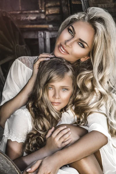 Retrato Mãe Filha Alegre Mãe Filha Alegres Abraçando Desfrutando Umas — Fotografia de Stock