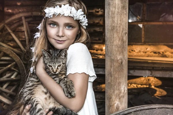 Retrato Uma Pequena Criança Fofa Com Ternura Amo Gato Sorri — Fotografia de Stock