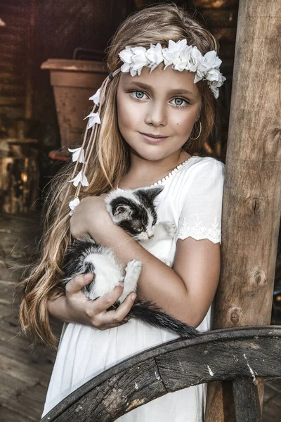 Portrét Malého Roztomilého Dítěte Něhou Láskou Kočka Usměje Štěstím Holčička — Stock fotografie
