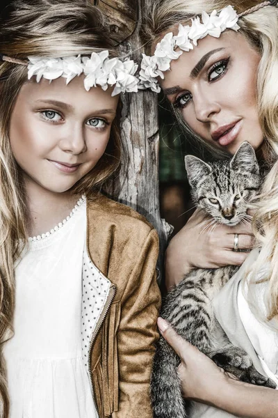 Porträt Einer Fröhlichen Mutter Und Tochter Mit Katze Freudige Mutter — Stockfoto