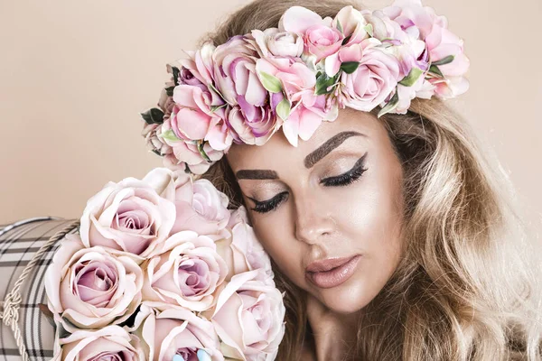 Bahar konsepti Çiçekli güzel doğal bir kadın. Bahar makyajcısı kız portresi. Doğal ciltli kadın yüzünün güzel portresi. Bahar moda fotoğrafı. Cilt bakımı konsepti, güzellik merkezi, biyolojik ürün.