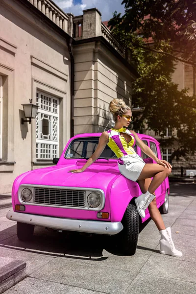 Όμορφη Ξανθιά Νεαρή Γυναίκα Κοντά Στο Αυτοκίνητο Έννοια Μοντέλου Μόδας — Φωτογραφία Αρχείου
