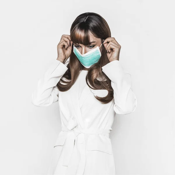 Kvinna Mask Virus Och Smogkoncept Coronavirus Bryter Epidemiskt Virus Andningssyndrom — Stockfoto