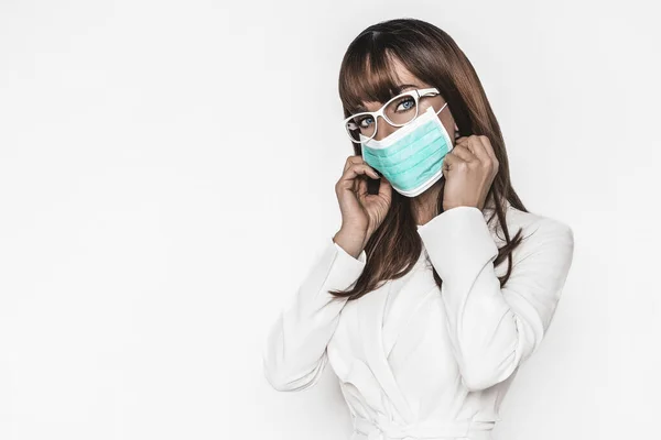 仮面の女 ウイルスとスモッグの概念 コロナウイルスが発生 流行性ウイルス呼吸器症候群 医師看護師 — ストック写真