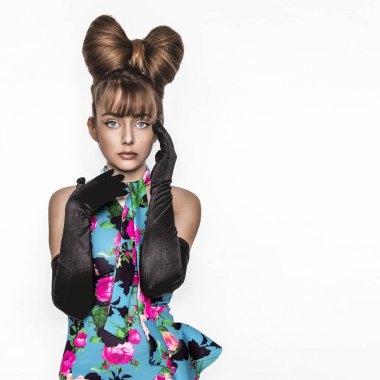 Güzel genç kız portresi. Siyah Cazibe Eldiveni ve çiçekli elbise giyen zarif Moda Genç Modeli. Pruva saç stili ve makyaj. Bahar moda konsepti.