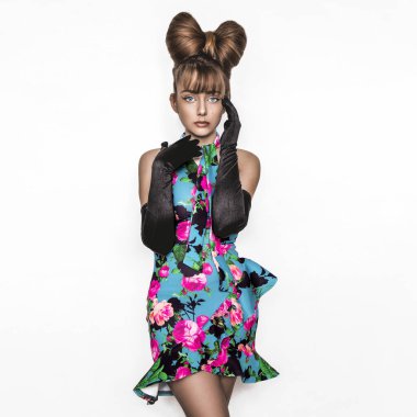 Güzel genç kız portresi. Siyah Cazibe Eldiveni ve çiçekli elbise giyen zarif Moda Genç Modeli. Pruva saç stili ve makyaj. Bahar moda konsepti.