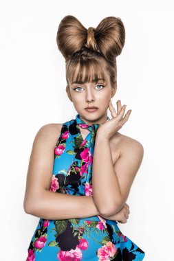 Güzel genç kız portresi. Siyah Cazibe Eldiveni ve çiçekli elbise giyen zarif Moda Genç Modeli. Pruva saç stili ve makyaj. Bahar moda konsepti.