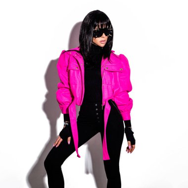 Modaya uygun. Beyaz arka planda izole edilmiş renkli giysili göz kamaştırıcı güzel kız modeli. Stüdyoda şık kıyafetler içinde poz veren şık esmer kadın. Sıradan stil.