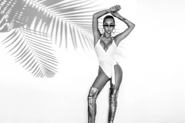 Elegante Sexy Vrouw Witte Bikini Het Zongebruinde Slanke Mooie Lichaam — Stockfoto