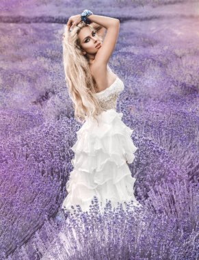 Lavanta tarlasında düğün gününde güzel gelin. Lavanta çiçekli yeni evli kadın. Gelinlikli genç bayan açık havada..