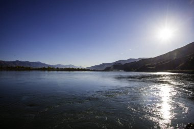 Tibet, Çin 'de dağlarla ve nehirlerle doğal manzara
