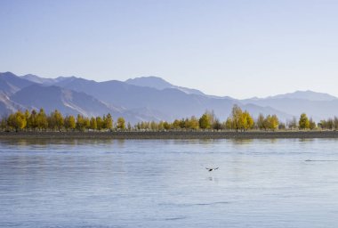 Tibet, Çin 'de dağlarla ve nehirlerle doğal manzara