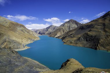 Tibet, Çin 'de dağlarla ve nehirlerle doğal manzara