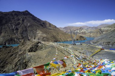 Tibet, Çin 'de dağlarla ve nehirlerle doğal manzara