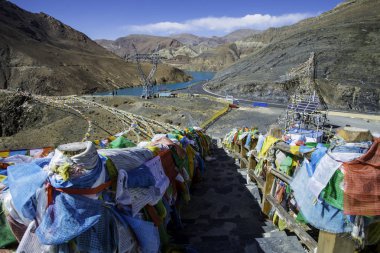 Tibet, Çin 'de dağlarla ve nehirlerle doğal manzara