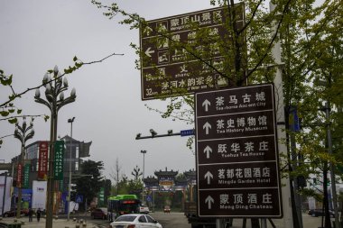 Chengdu şehrinin caddelerinden geçiyor, Çin Sichuan çay sahası. 