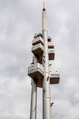 Prag sokaklarında gündüz yürümek, seyahat kavramı.
