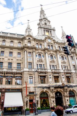 Prag 'ın geleneksel mimarisi, gündüz vakti şehir sokaklarında yürümek.