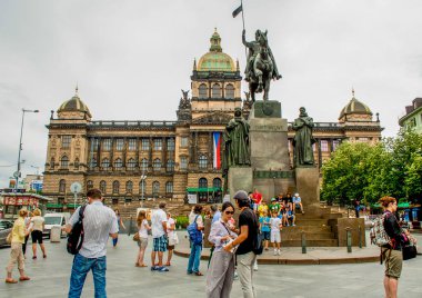 Prag sokaklarında gündüz yürümek, seyahat kavramı.