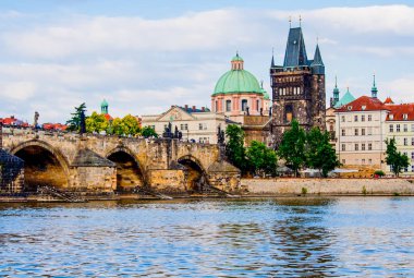 Prag mimarisinin gündüz vakti nehir üzerindeki görüntüsü