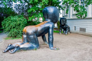 Prag sokaklarında gündüz yürümek, seyahat kavramı.