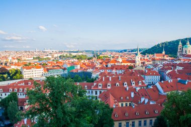 Prag 'ın geleneksel mimarisinin hava manzarası, gündüz vakti şehir sokaklarında yürümek.