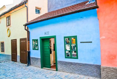 Prag sokaklarında gündüz yürümek, seyahat kavramı.