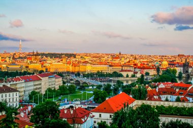 Prag 'ın geleneksel mimarisinin hava manzarası, gündüz vakti şehir sokaklarında yürümek.