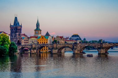 Prag mimarisinin gündüz vakti nehir üzerindeki görüntüsü