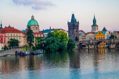Prag mimarisinin gündüz vakti nehir üzerindeki görüntüsü