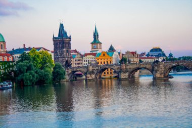 Prag mimarisinin gündüz vakti nehir üzerindeki görüntüsü