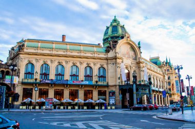 Prag 'ın geleneksel mimarisi, gündüz vakti şehir sokaklarında yürümek.
