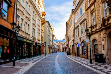 Prag 'ın geleneksel mimarisi, gündüz vakti şehir sokaklarında yürümek.