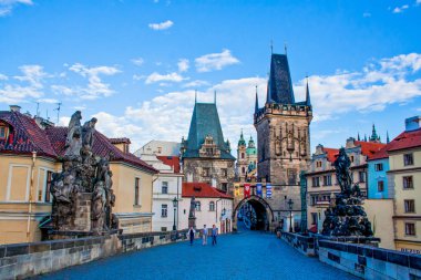 Prag 'ın geleneksel mimarisi, gündüz vakti şehir sokaklarında yürümek.
