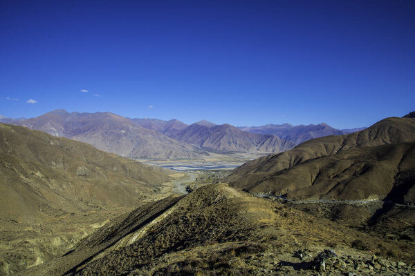 природный ландшафт с горами в Тибете, Китай
