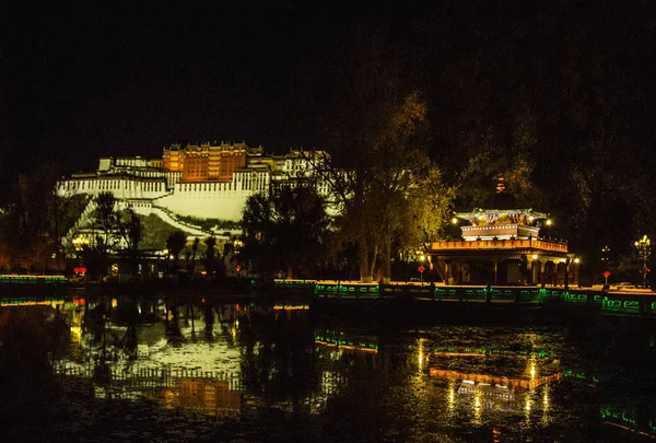 Kilátás Város Építészete Megvilágítás Tibet Kína — Stock Fotó