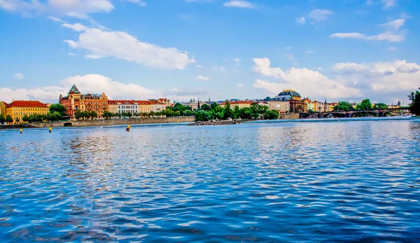 Blick Auf Die Prager Architektur Über Den Fluss Bei Tag — Stockfoto