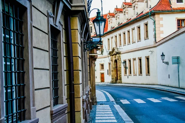 Blick Auf Die Traditionelle Architektur Prags Tagsüber Durch Die Straßen — Stockfoto