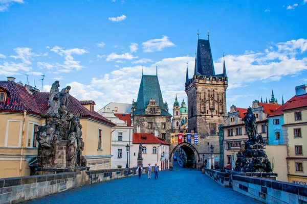 Utsikt Över Prag Traditionell Arkitektur Promenader Genom Stadens Gator Dagtid — Stockfoto