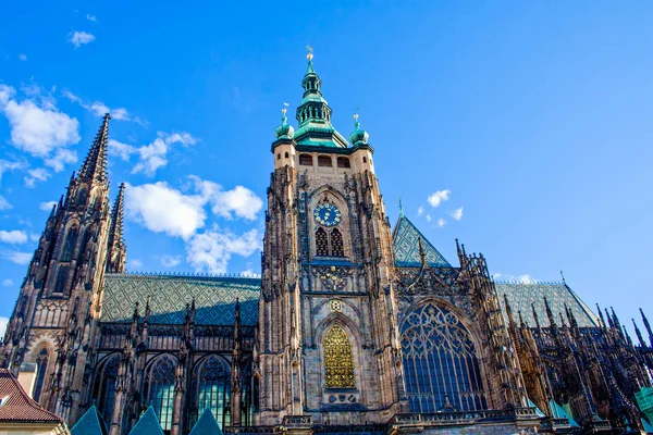 Prag 'ın geleneksel mimarisi, gündüz vakti şehir sokaklarında yürümek.