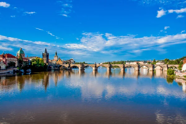 Blick Auf Die Prager Architektur Über Den Fluss Bei Tag — Stockfoto