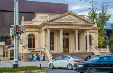 Şehre doğru yürüyor ve gündüz geziyor, Kazakistan