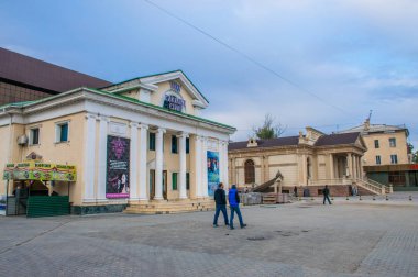 Şehre doğru yürüyor ve gündüz geziyor, Kazakistan