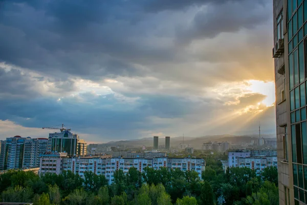 Luftaufnahme Der Stadtlandschaft Vor Sonnenuntergang Almaty — Stockfoto